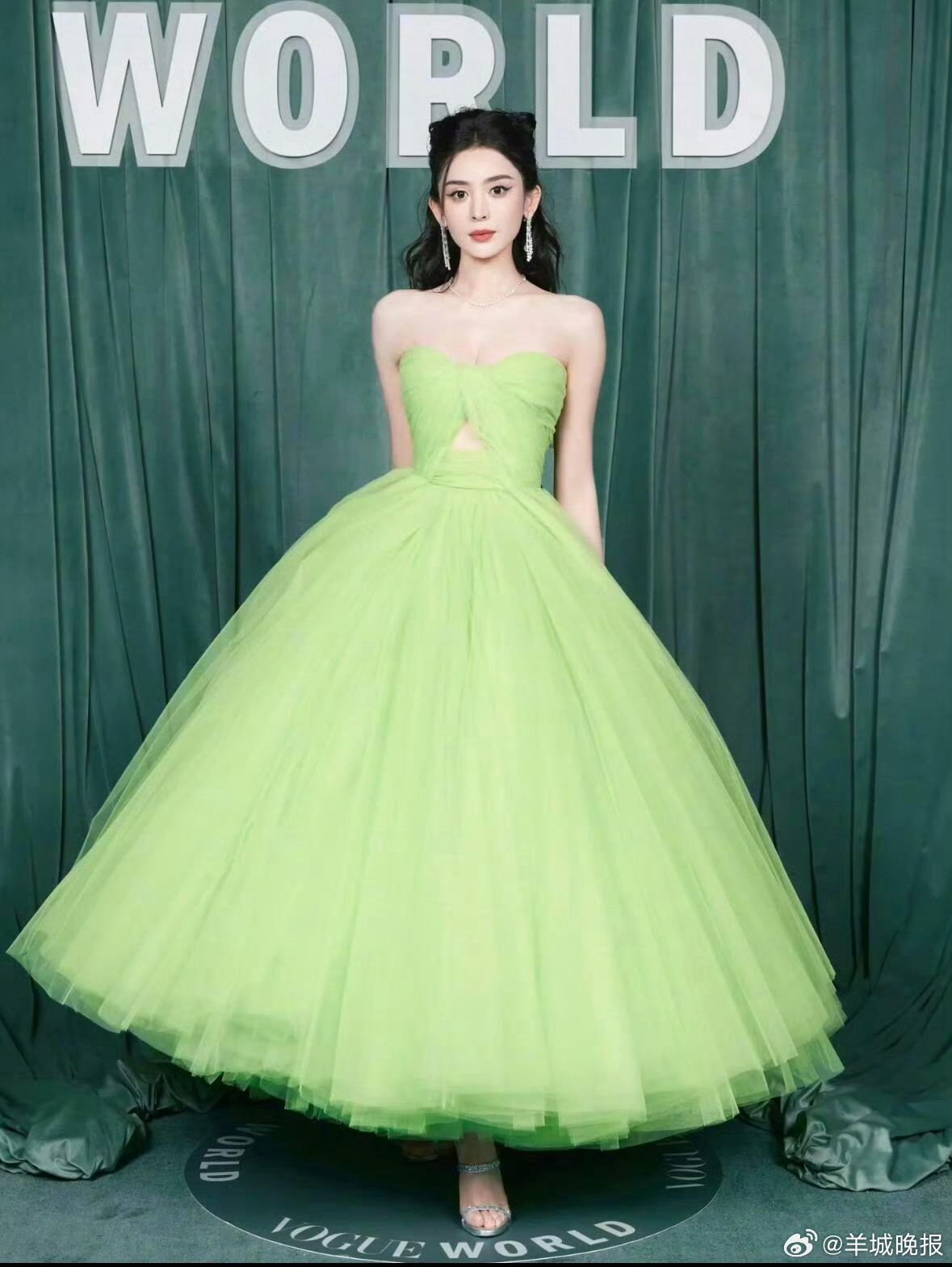 【分享女明星的绿色礼服仿佛把春天穿在身上】浅绿如新芽初绽、嫩柳抽枝，清浅灵动，衬