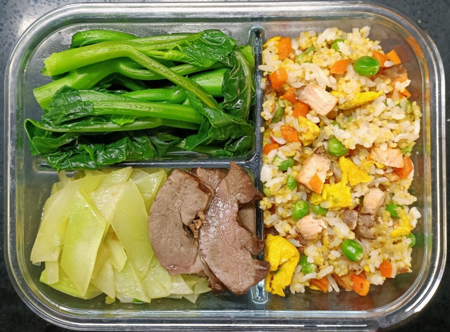 #儿子的午餐##这个问题吃什么# 胡萝卜豌豆三文鱼蛋炒二米饭，炒莴笋，水油煮芥蓝
