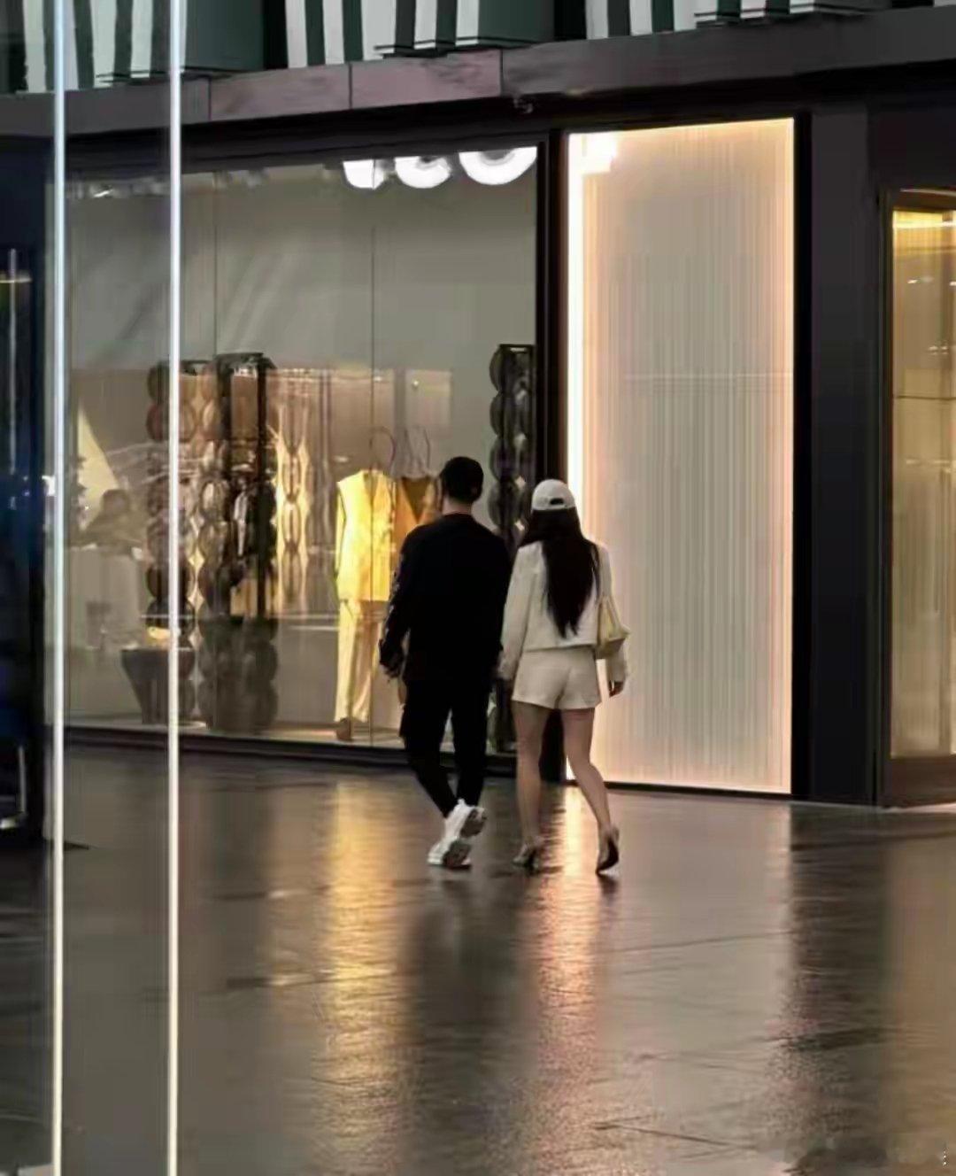 汪峰陪女友森林北过七夕汪峰和森林北被拍到在新疆过七夕，一路并肩牵手、轻声聊天，还