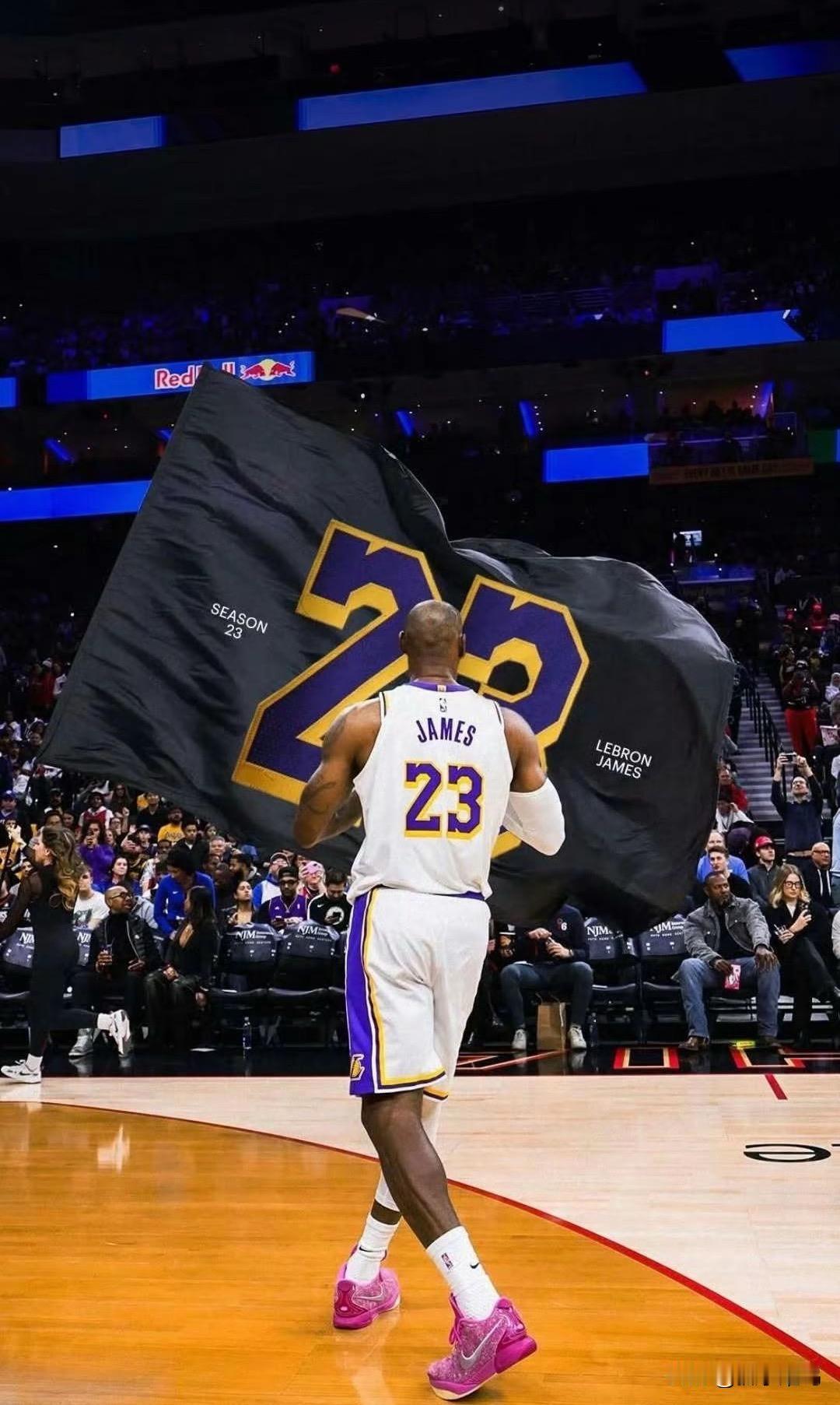 詹姆斯解锁新的庆祝动作，湖人致敬詹姆斯构图很漂亮




詹姆斯太不讲理了，第四