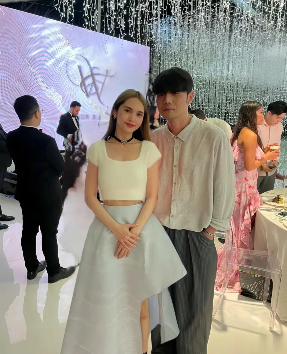 杨丞琳、李荣浩罕见同框，夫妻俩一起参加好友潘玮柏的婚礼，40岁的杨丞琳和好友陈妍