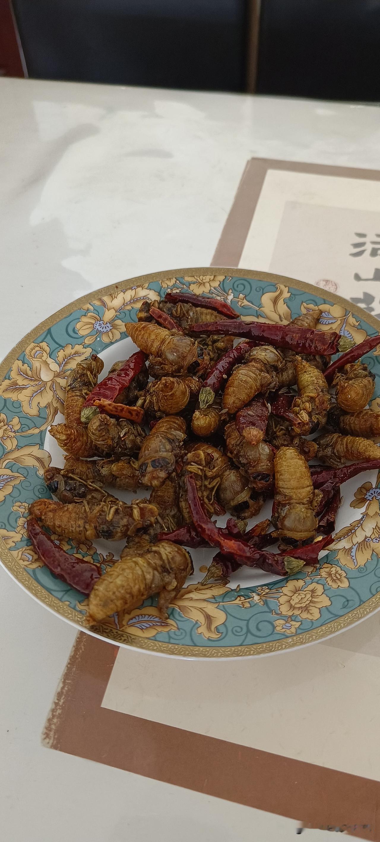 姑娘在家就是不一样，傻男人从几百里外打工的地方，今天也开车赶了回来，就为了给他姑