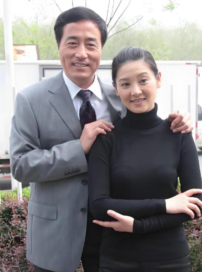 1987年，杨立新家里，那叫一个省吃俭用，连颗青菜都得掰两半，就为了给儿子攒钱买