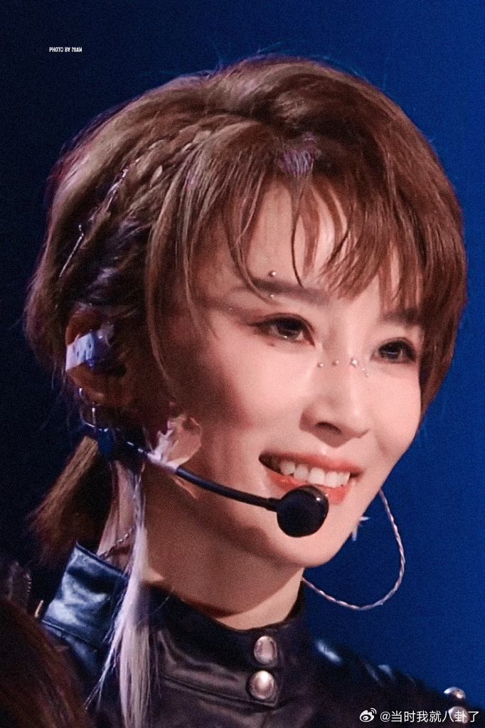 谢楠下一季来主持吧谢楠控场稳、共情强，接梗自然又暖心，总能精准接住每位姐姐的情绪
