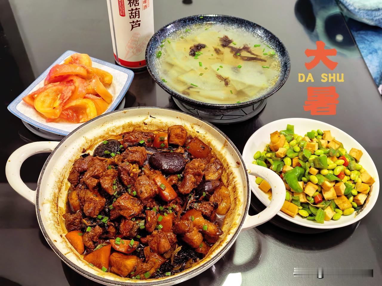 今日大暑，暑气正盛
分享我家餐桌～
[微风]干菜红烧排骨
[微风]香干辣椒毛豆