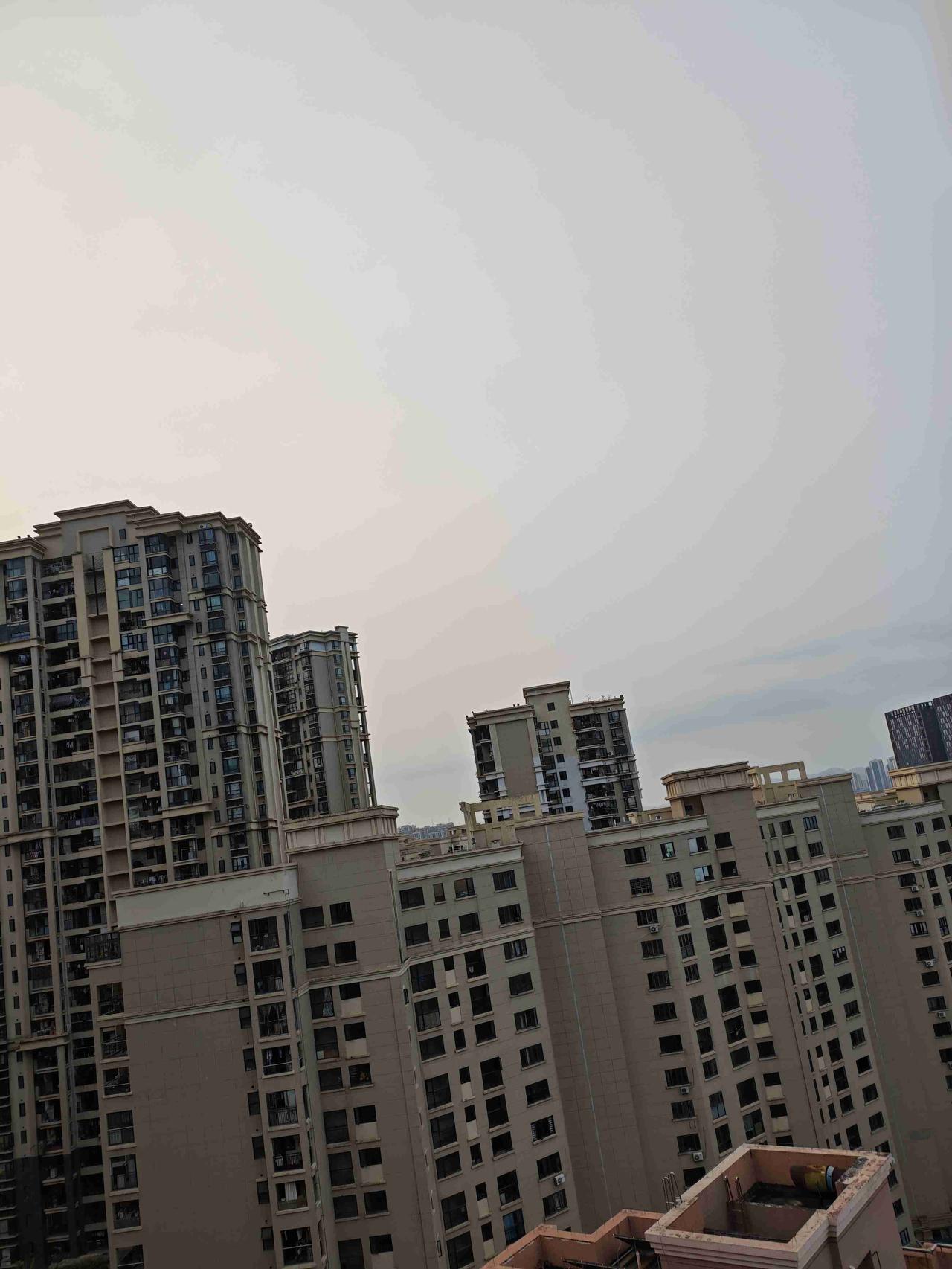 我的今日状态：😁轻松愉快
我这里的天气：☀️晴天：深圳今日晴天，气温24度到2