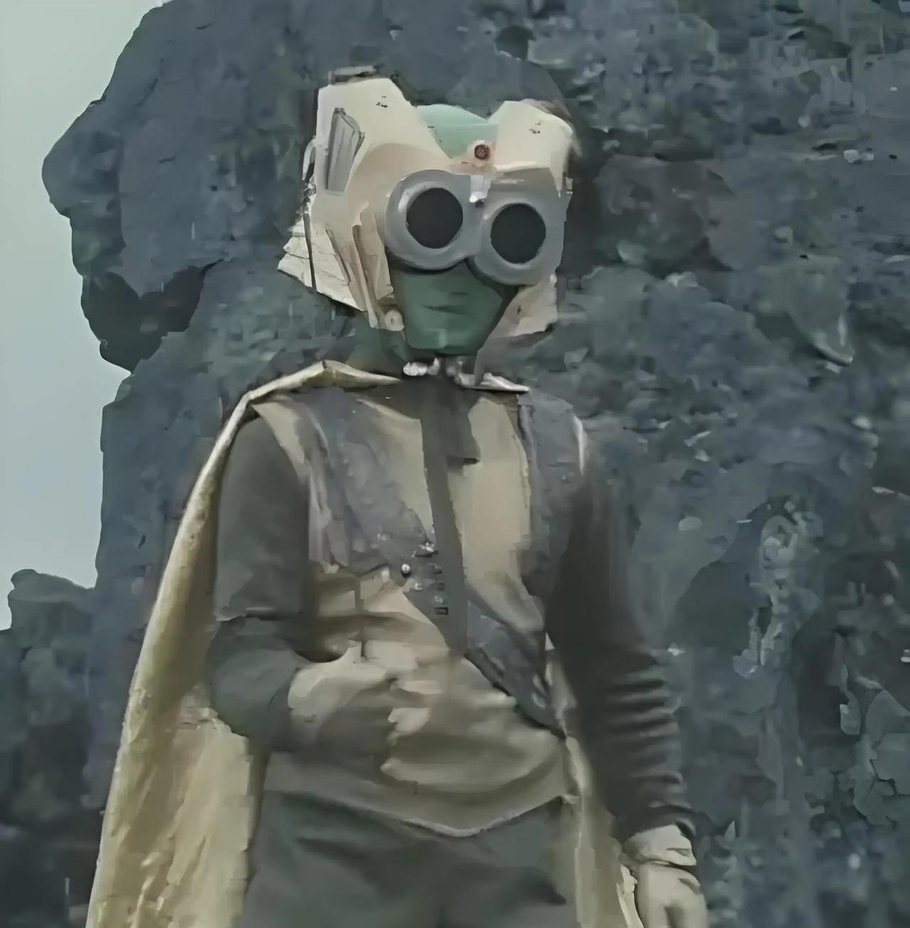 我生活在中国吗？——
网上信息：有个女人说她与四方形战士相亲了，对方说对她挺满意