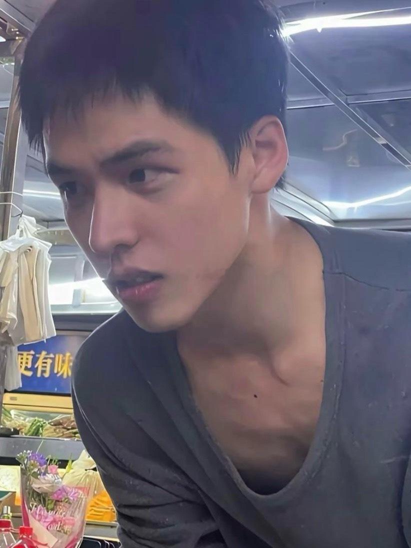 这小伙帅成这样为啥还要靠摆摊生活 