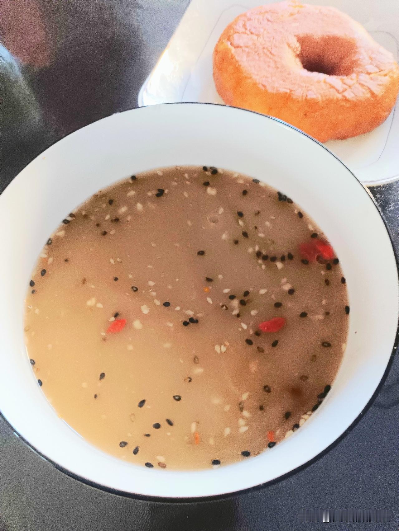 早上喝一碗油茶，再加一个油饼，再加一杯清茶，吃过早饭去工作喽。