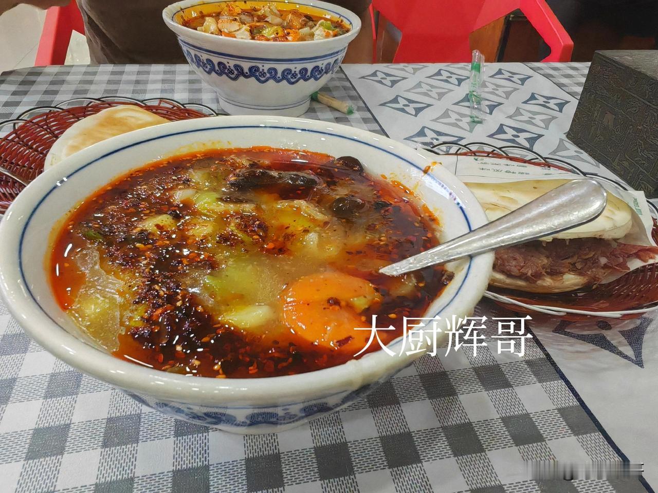 蛮怀念陕西美食中的肉丸胡辣汤，那种滋味至今无法被替代！
肉丸胡辣汤和牛肉糊辣汤有