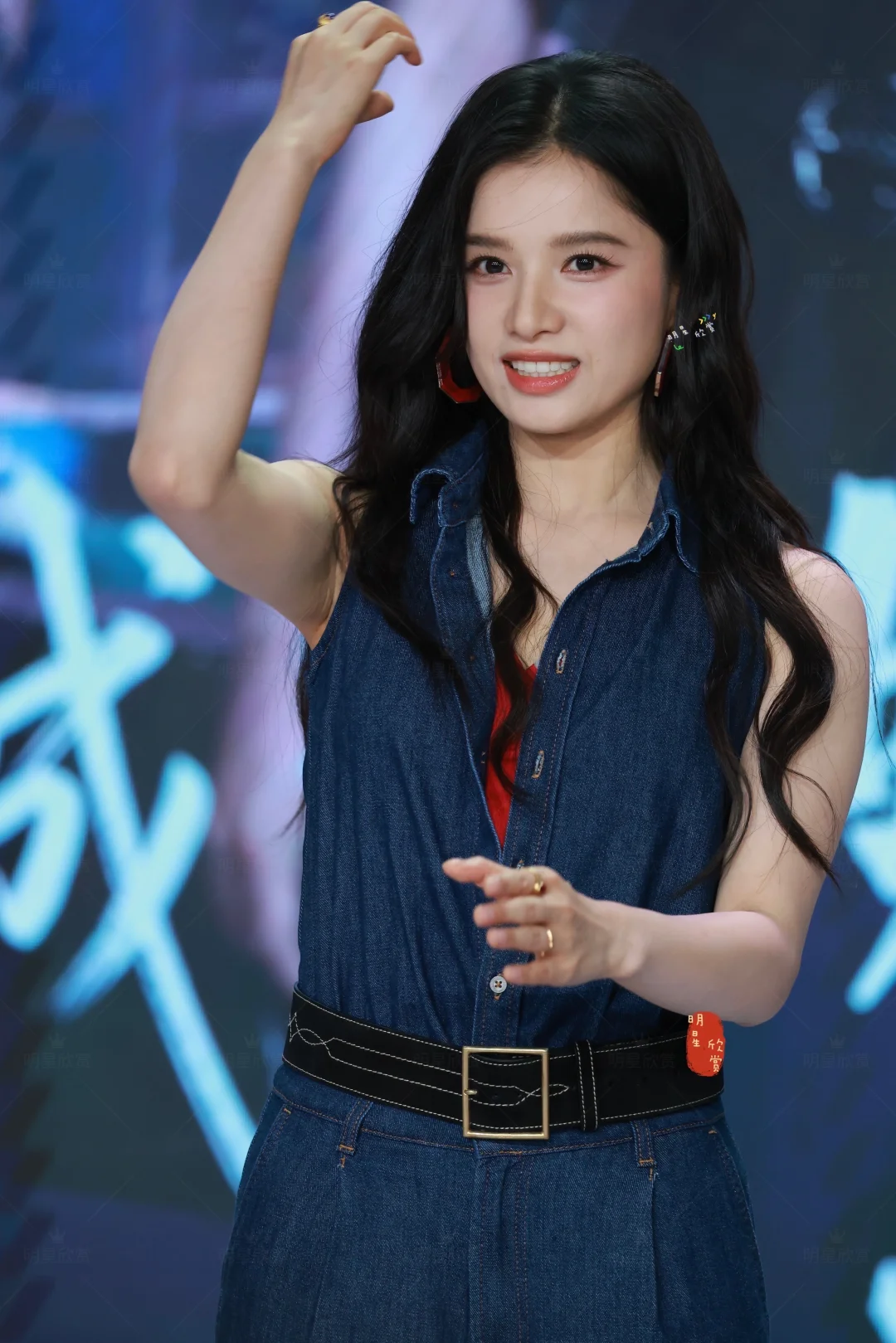 张婧仪牛仔套装穿出明艳感，生图很夯