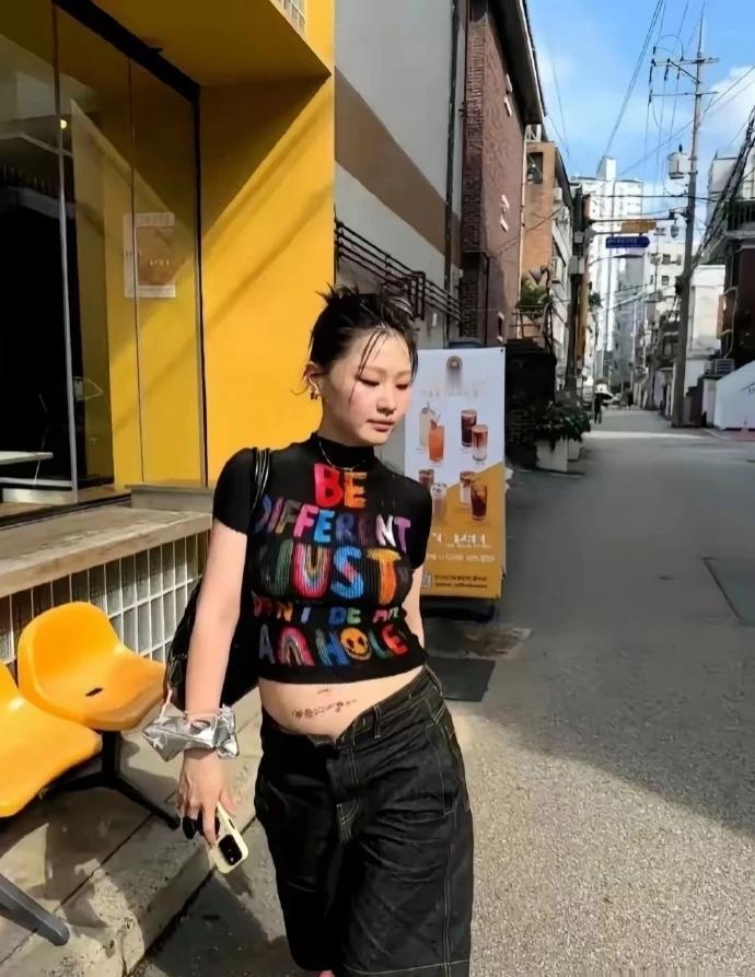 我可能思想比较传统，看到金靖不扣扣子还晒孕肚，感觉有点儿接受不了。