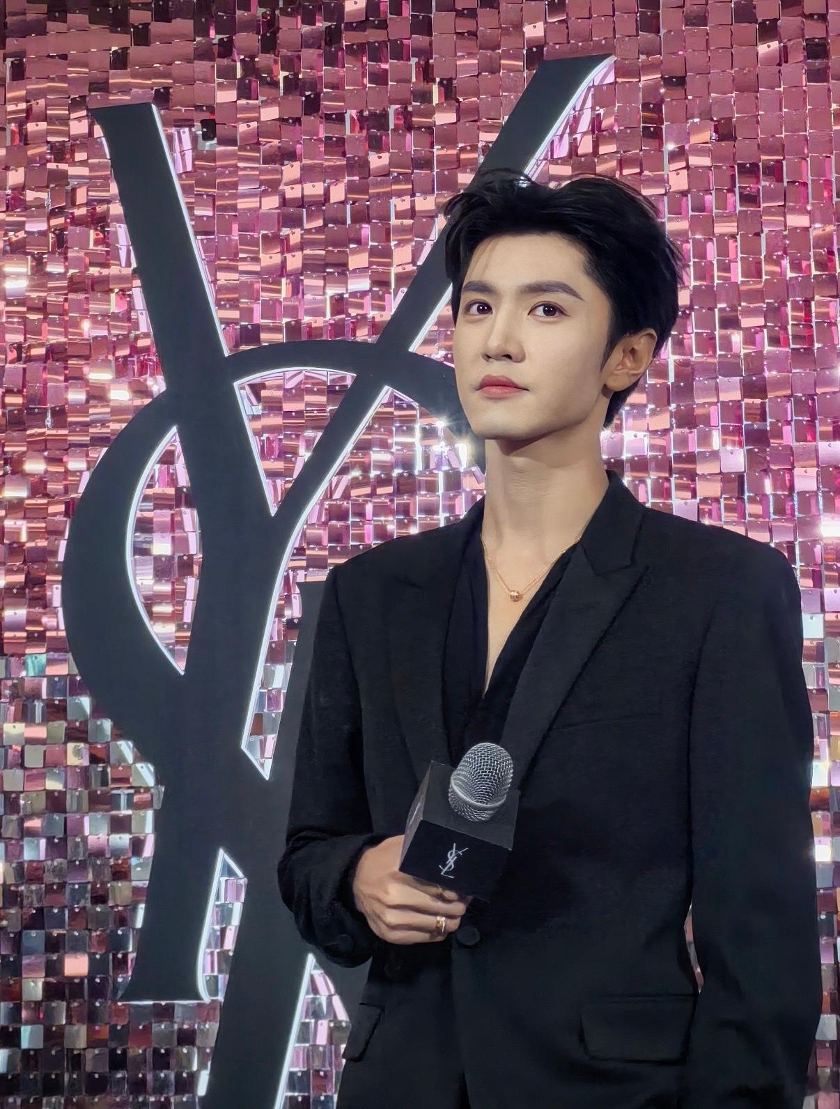 陈哲远纯黑v领西装陈哲远沈阳活动状态 雕塑般的美貌 