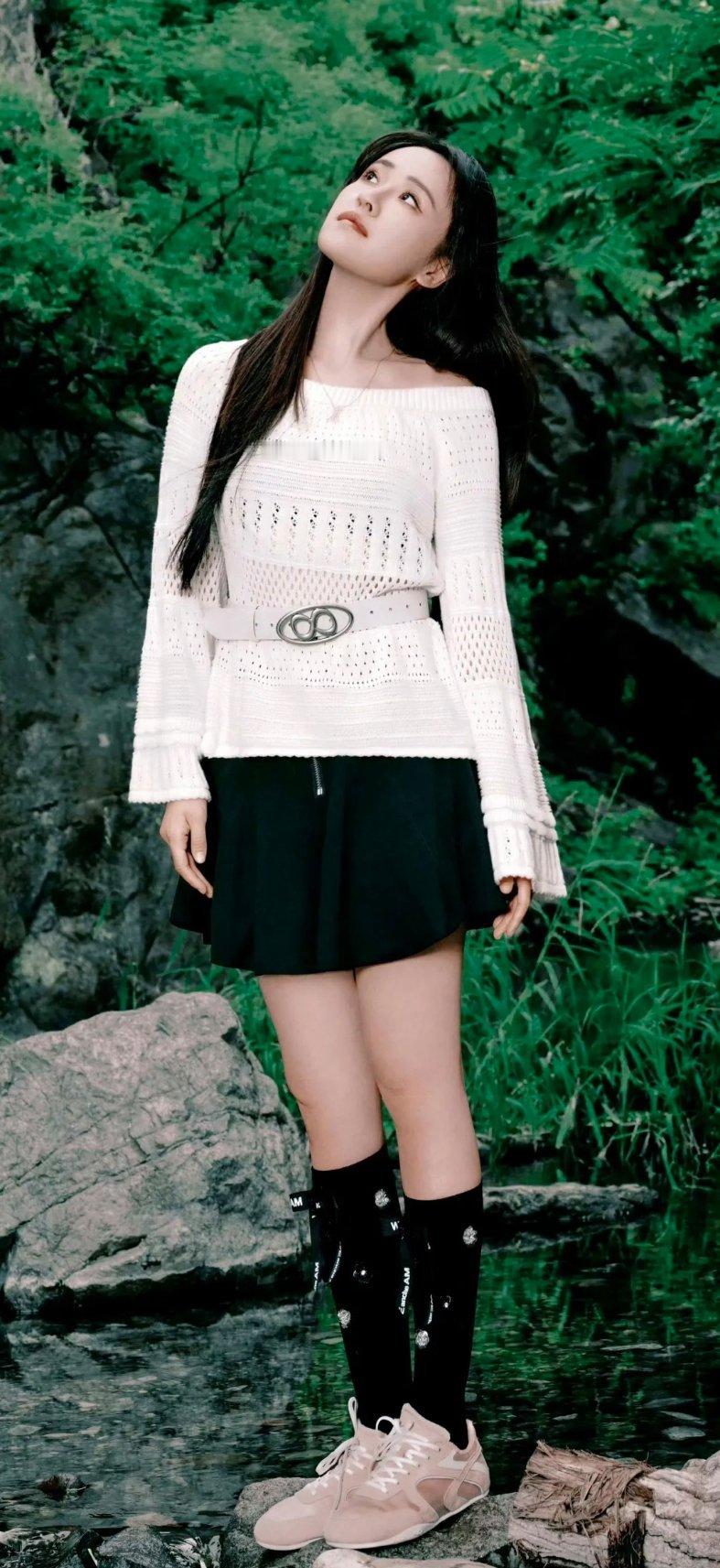 央视镜头下的房琪简直是行走的治愈系风景！高清镜头里，她眉眼清澈、气质温婉又透着坚