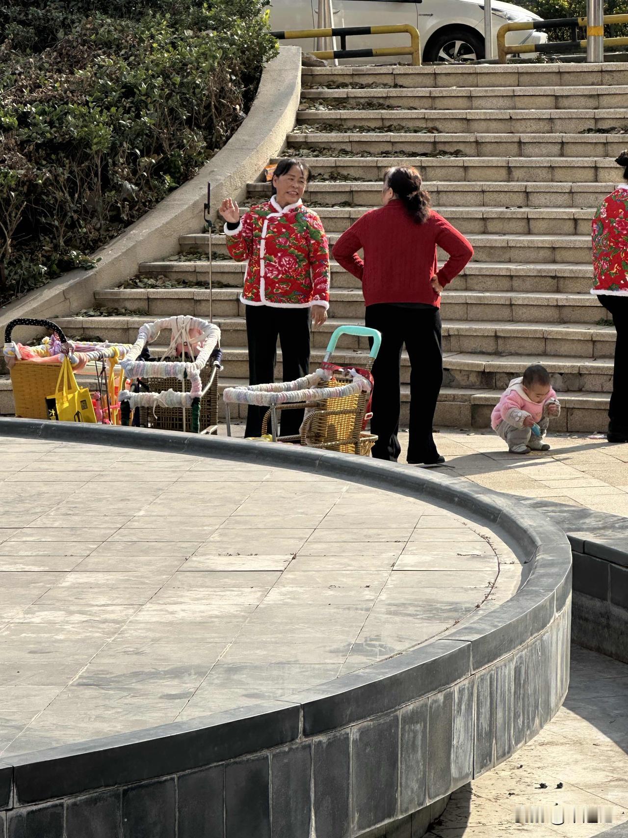 [微风][彩虹]楼下晒太阳，撞见仨奶奶的快乐时光！仿佛看见自己北漂那些年，一个人