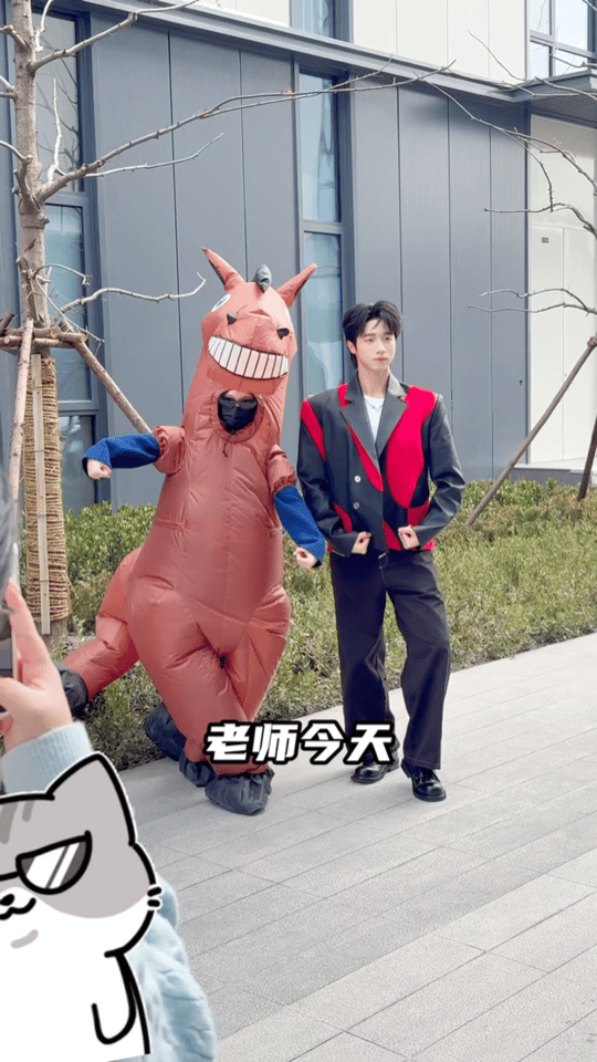 孙天宇 内娱天选马系艺人孙天宇不愧是内娱天选马系艺人。老远瞧见福马人偶，kuci