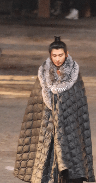 这个雪中飞给成毅私人订制的羽绒服真好啊！能护住全部身体，还有大毛领子，又大又暖和