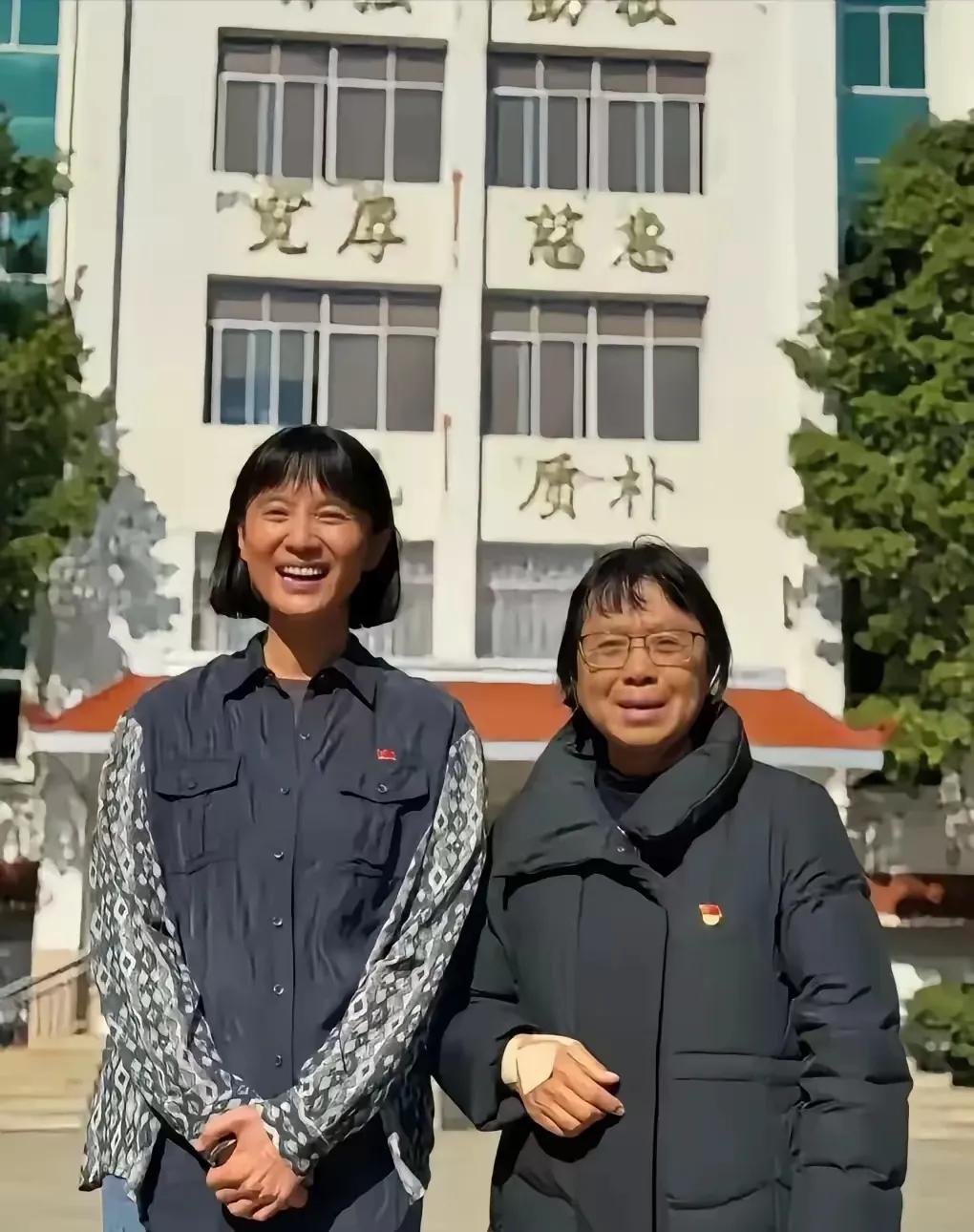 让宋佳演张桂梅，有一个很明显的漏洞！皮肤可以化妆成张桂梅老师那样的小麦色，衣服也