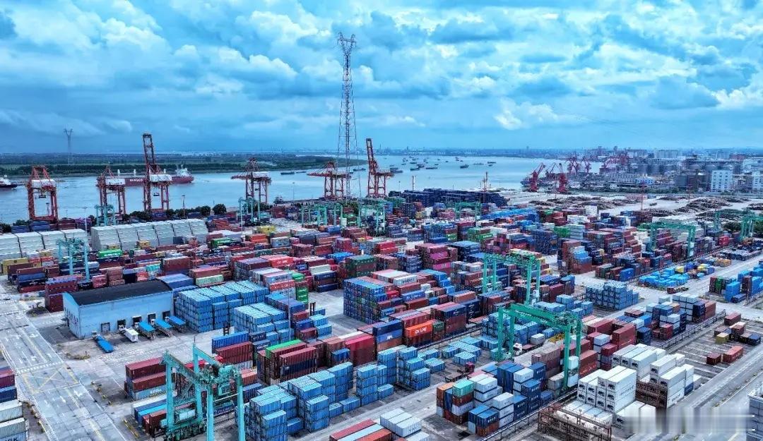 今年1-7月沪深外贸规模对比——深圳：总值34214亿  同比增长32.8%  