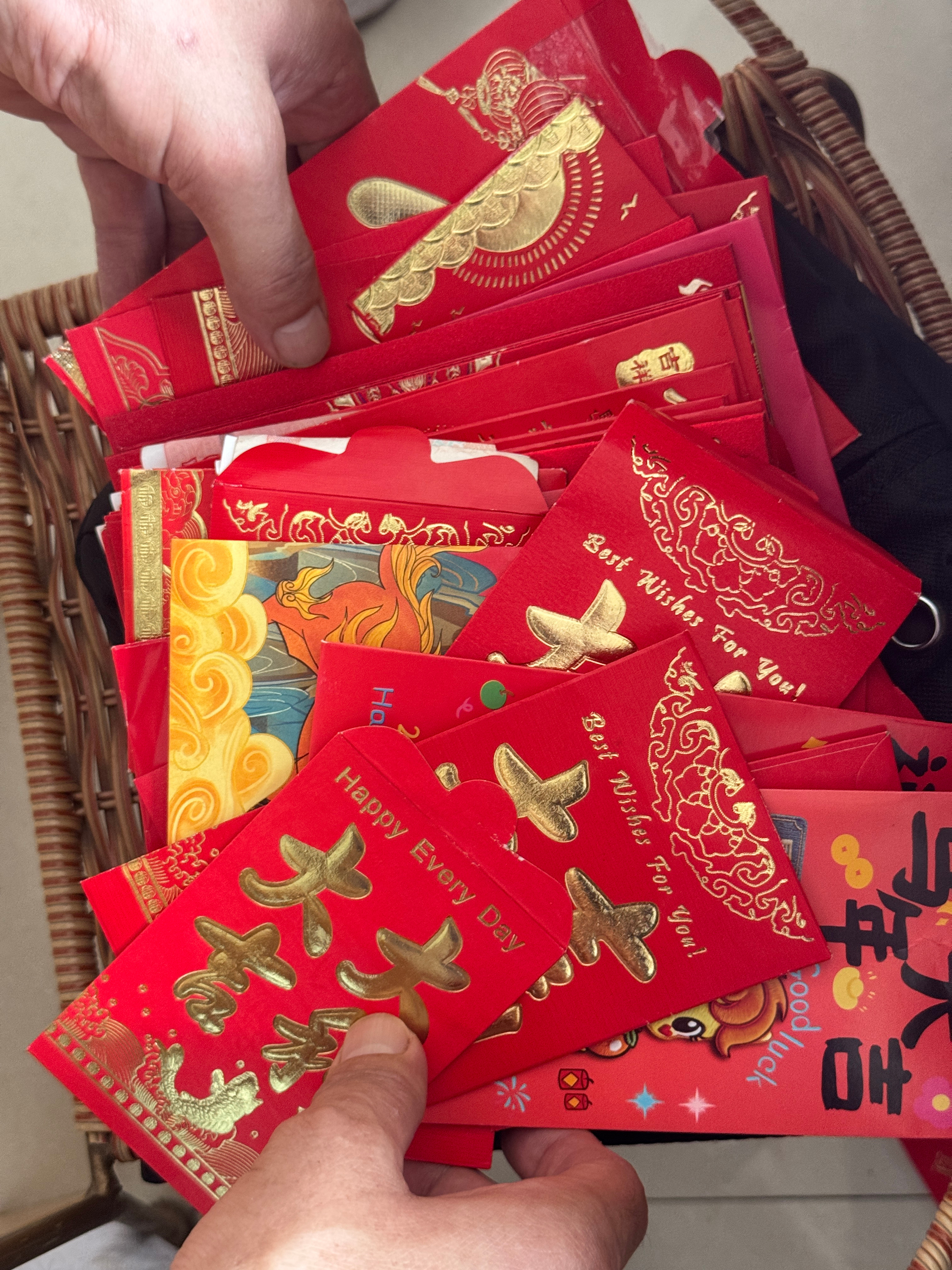 今天恭喜大家发财啦！来到了拆红包环节了，这红红的，真是好看啊！