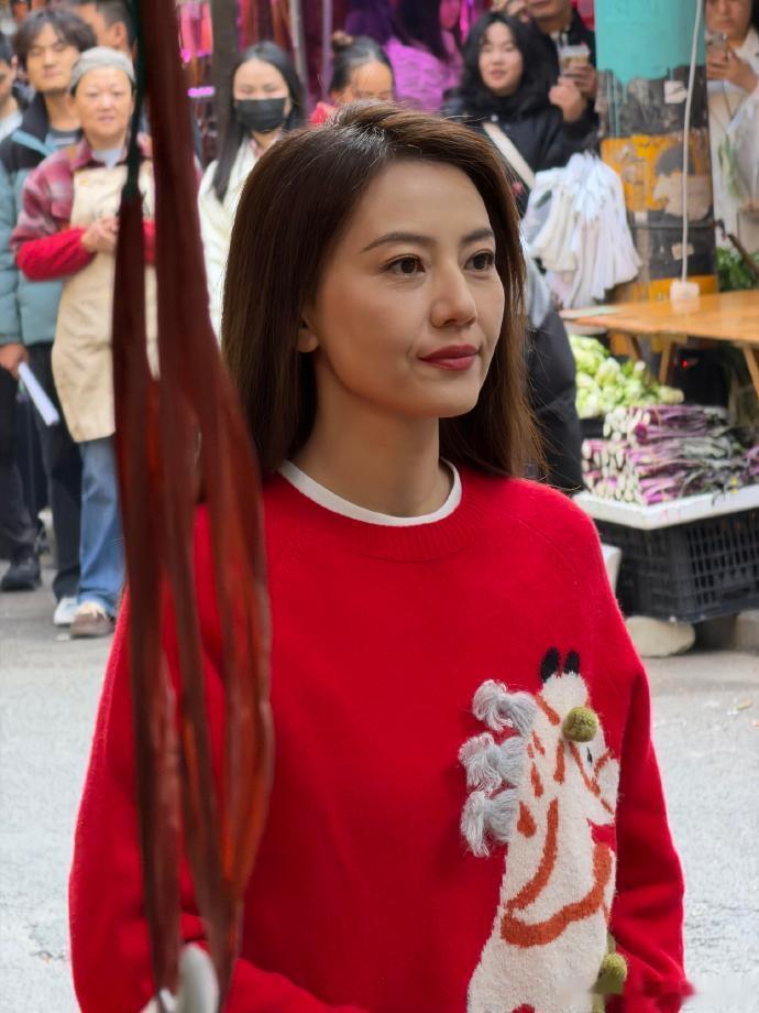 广西菜市场偶遇高圆圆 菜市场偶遇高圆圆，生图也好美呢！菜市场偶遇高圆圆