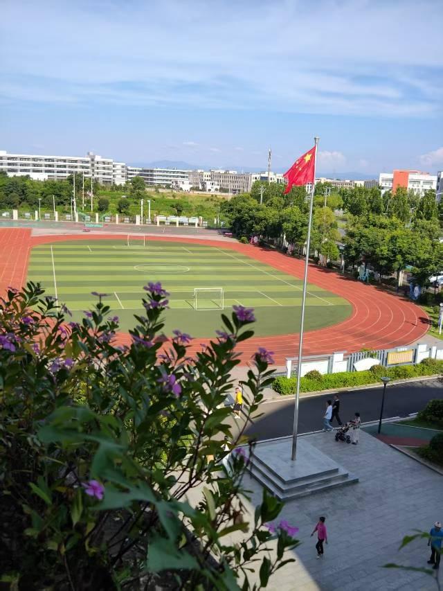 江西省吉安市泰和县高新区实验学校今年7月4号放暑假了，我们下午到学校开家长会了，