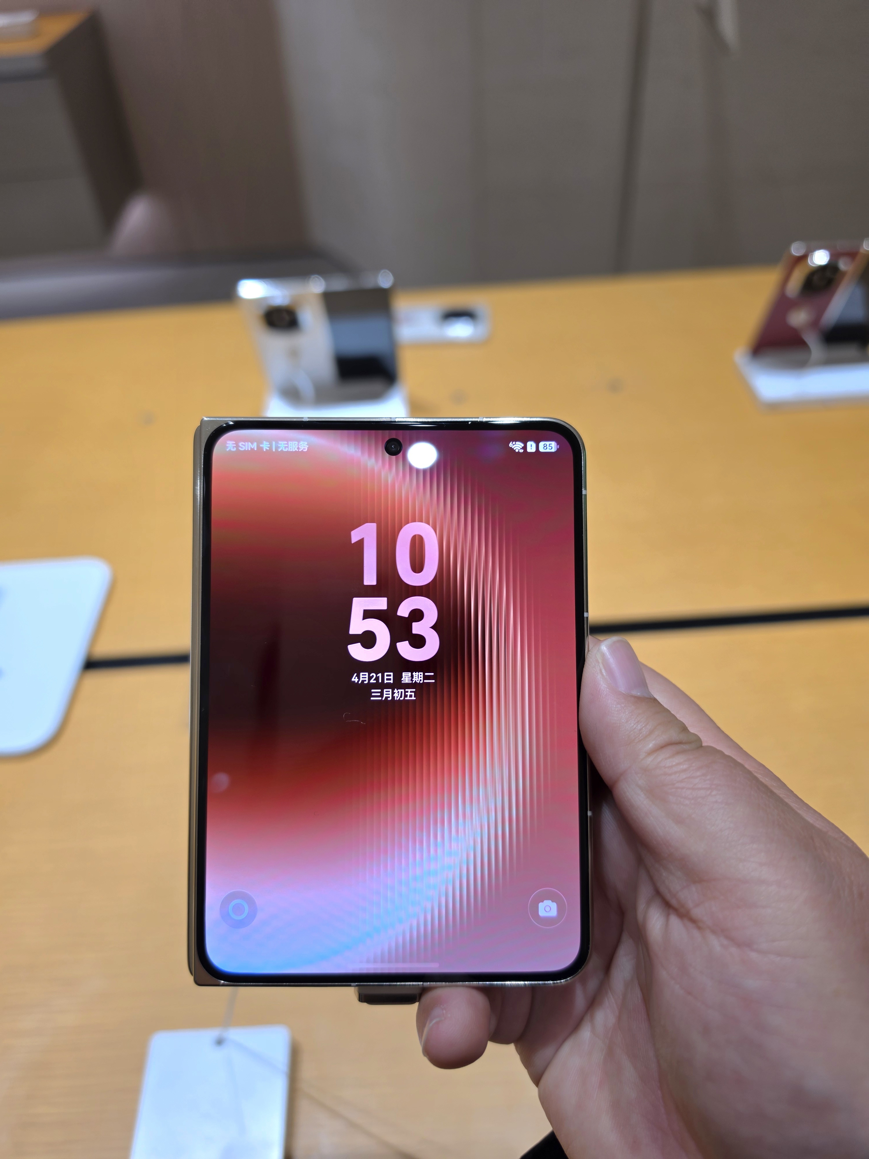 华为 Pura X Max ，看了颜色，还是这个橙色好看，买橙色。 