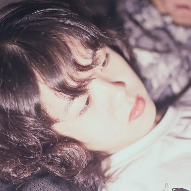 这还用问？当然是山口百惠更好看。