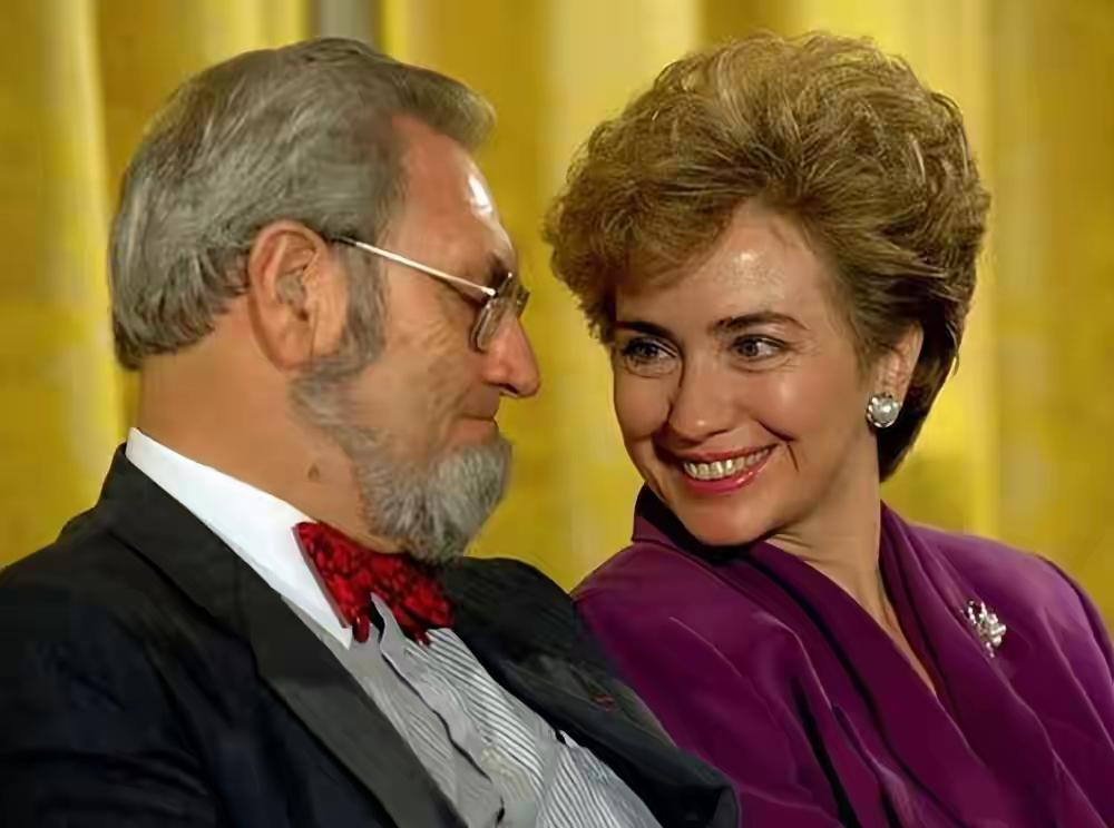 短发的希拉里也好帅，她的帅气不输克林顿。她可帅可美，可刚可柔，是个特别的女子。