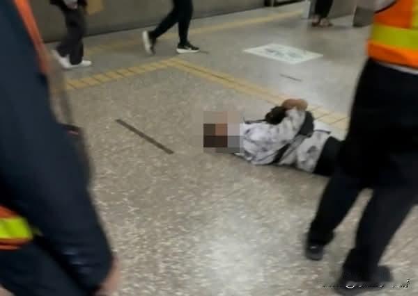 中国台湾一名男子在列车长查票时未能出示车票，被要求在新营站下车后，竟躺卧在站内地