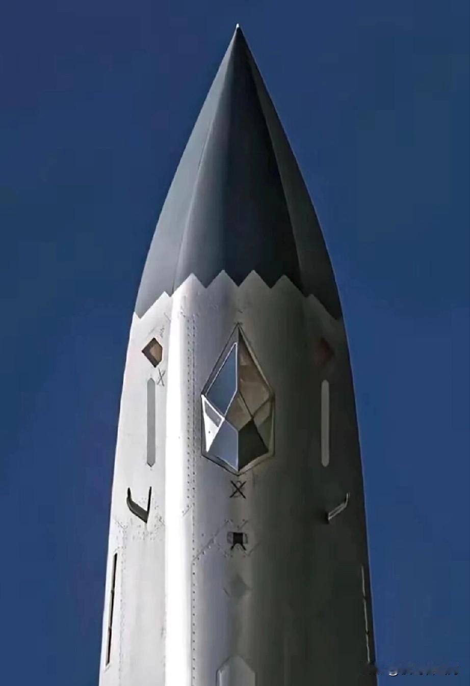 歼-20机首下的神秘“蓝宝石”
 
歼-20的“蓝宝石”EOTS光电瞄准系统，是