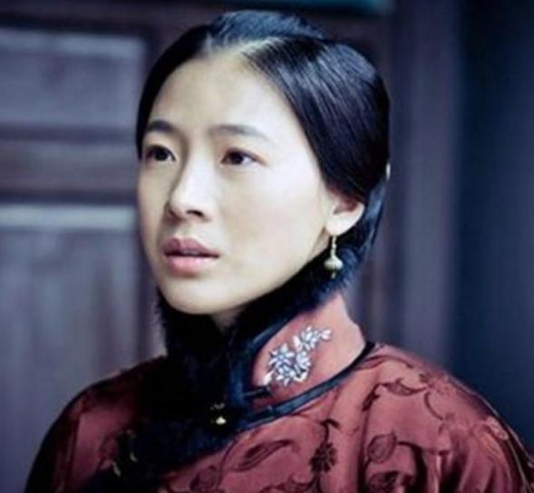 1906年，31岁的张作霖强势娶了18岁的许澍旸。大婚当夜，张作霖搂着许澍旸纤细