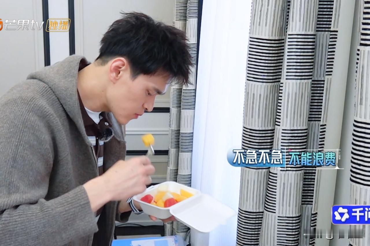 早上集合时，豆豆看着作为导游的孙杨一直拖拖拉拉的，所以就催促了他几句：“老公，快