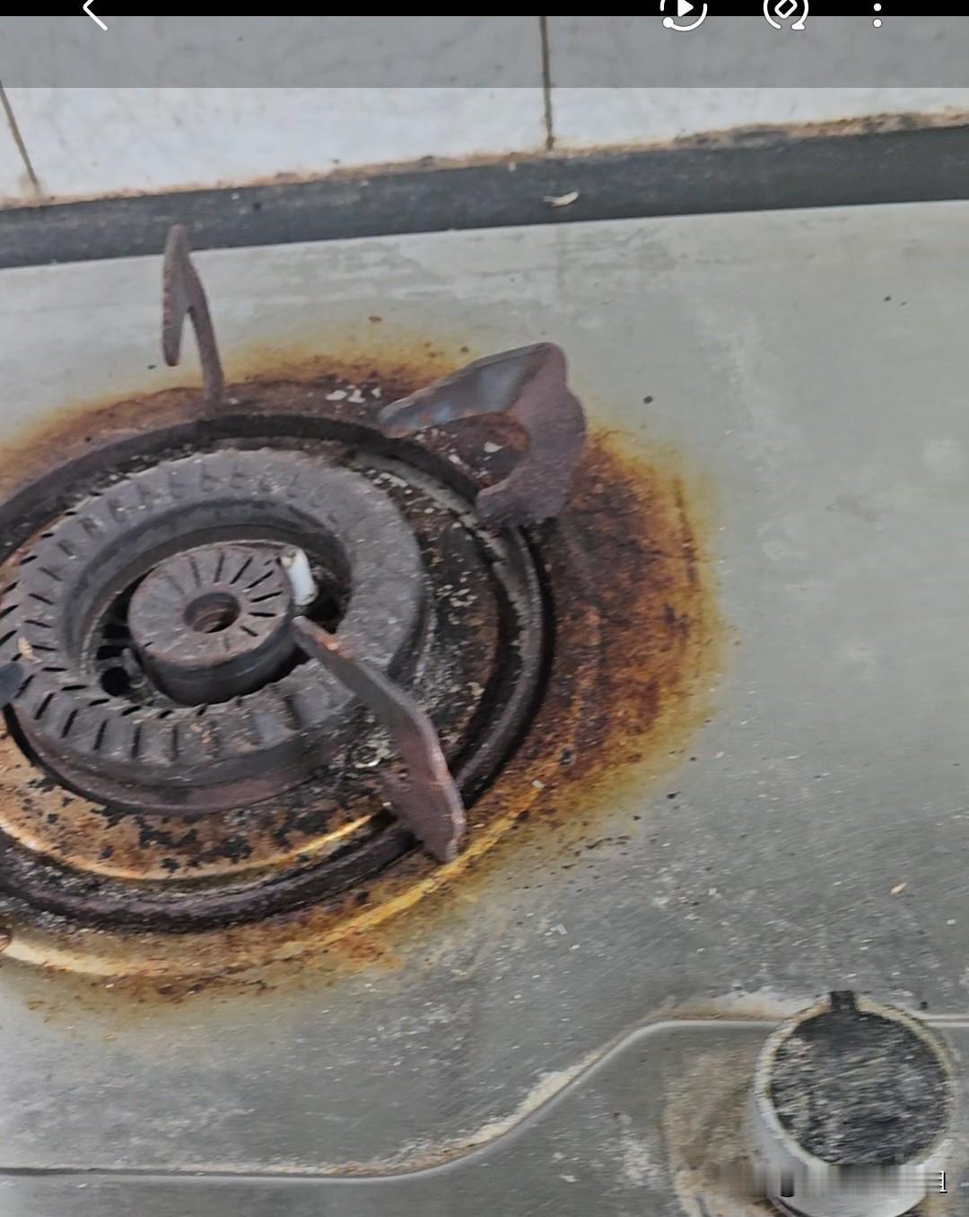 我是做家政的大姐。又是忙碌的一天，帮大爷家擦拭厨房。

下图是煤气灶擦拭前后的对