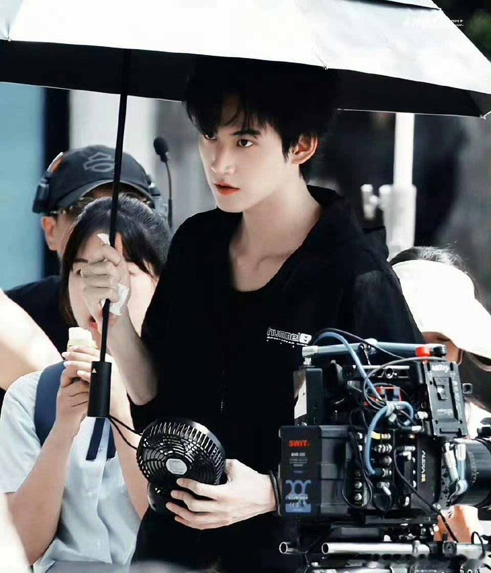 周柯宇 包上恩《炽夏》今日份路透状态，来康康 ​​​