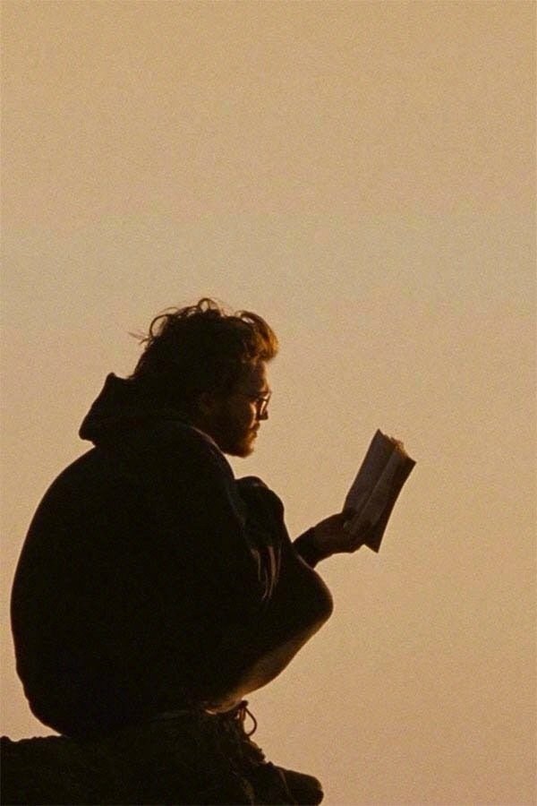 文学的真正意义，是用来协助自己去认识自己。对于阅读书籍的人是这样，对写作者同样是