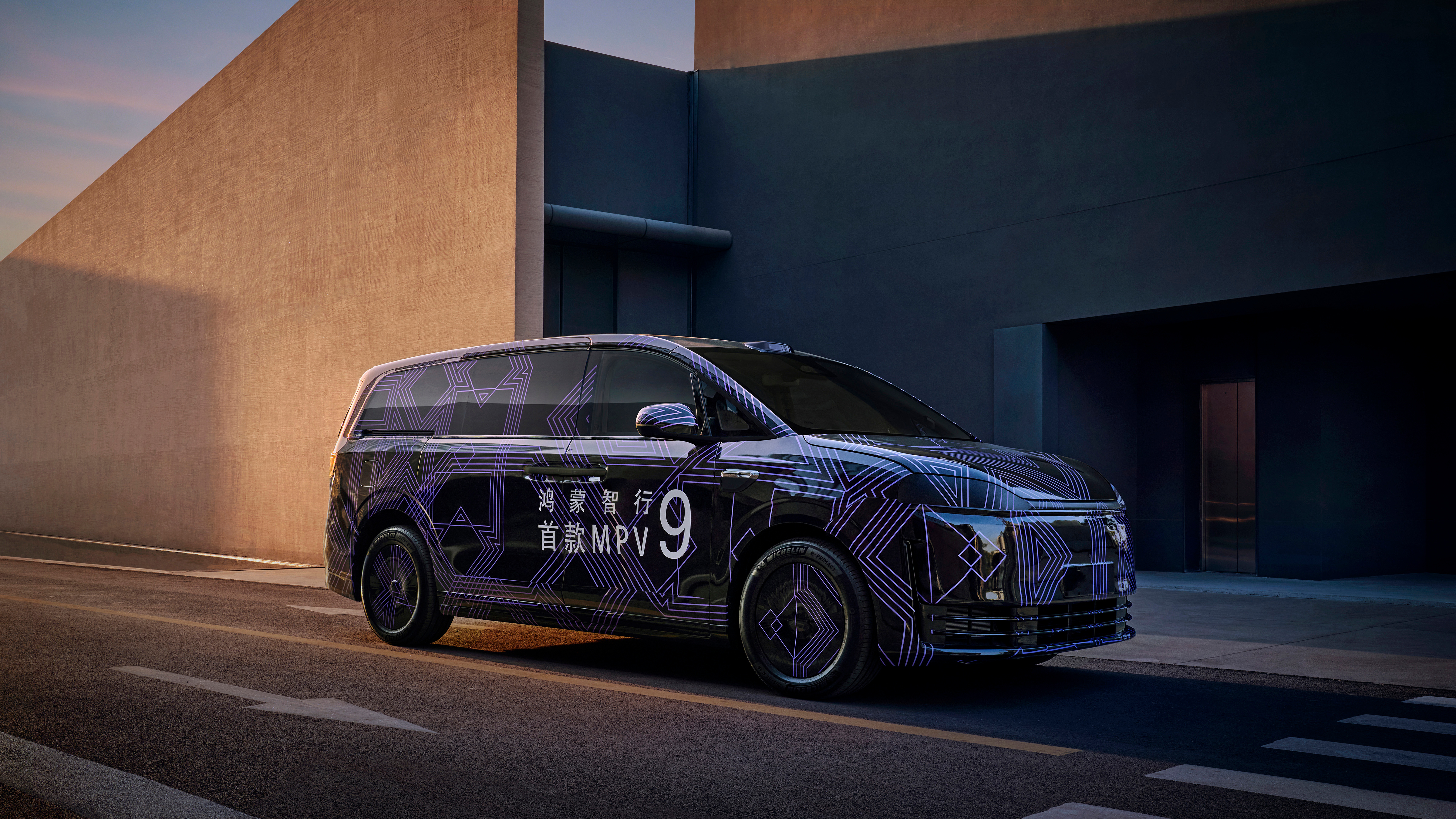 鸿蒙智行首款MPV智界V9曝光属于最强的鸿蒙智行9系家族。外观看起来是挺霸气的，