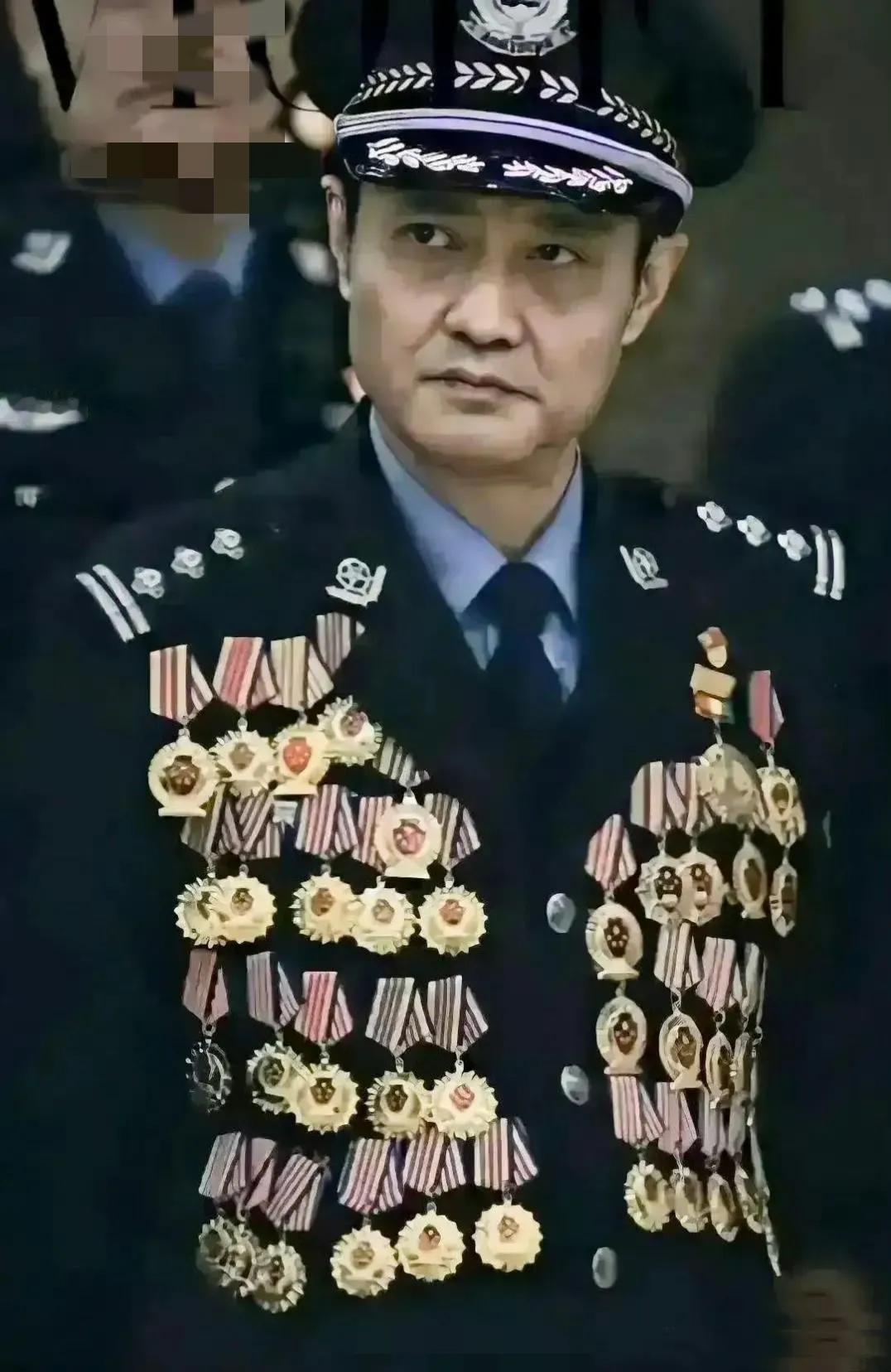 他是武汉人的骄傲！他是罪犯的克星！
程鹏，一级警督警衔。
在从警34年里，立下个