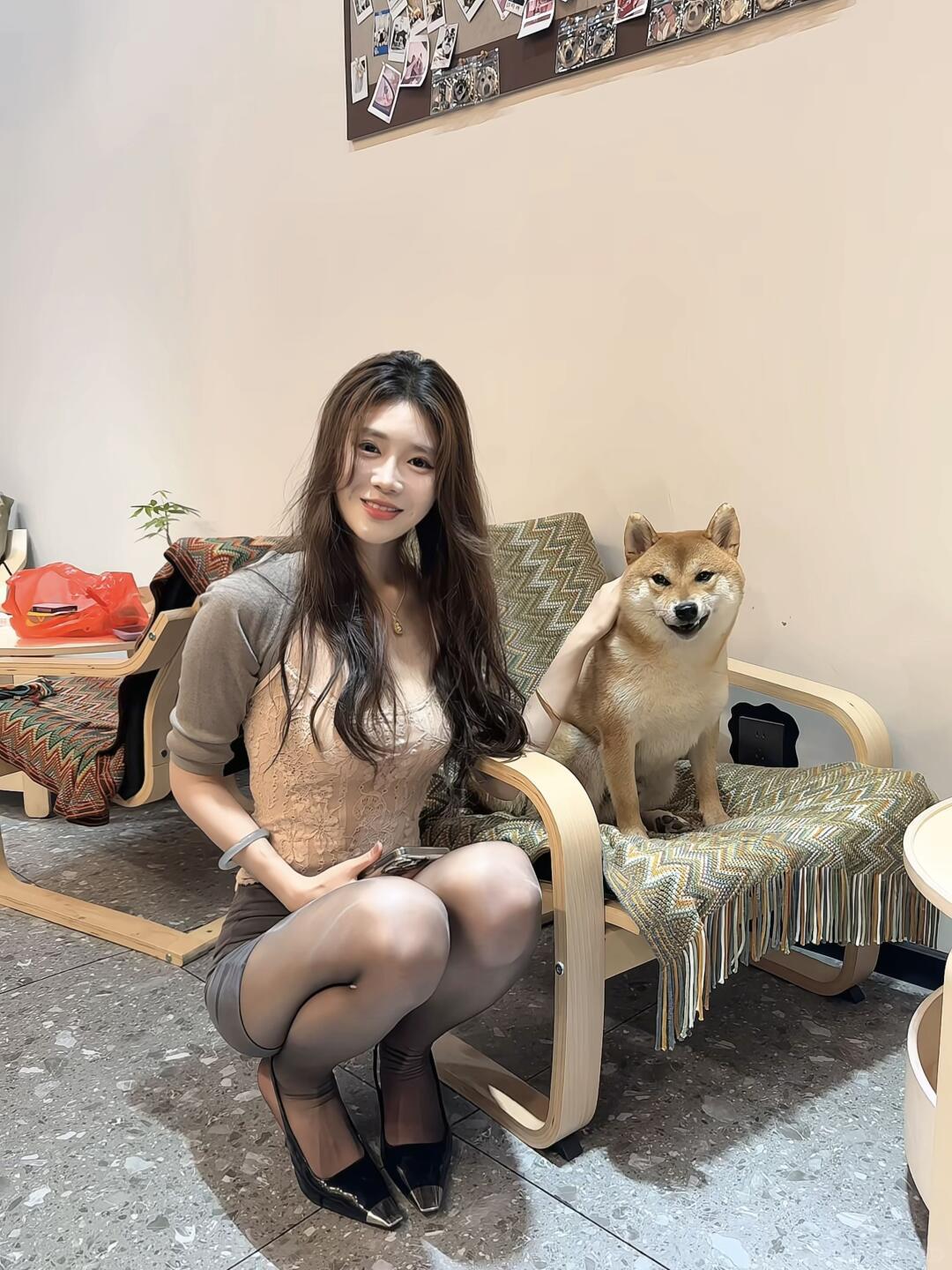 米色吊带配灰色包臀裙搭灰色丝袜，这搭配简直绝了！米色吊带温柔甜美，灰色包臀裙凸显