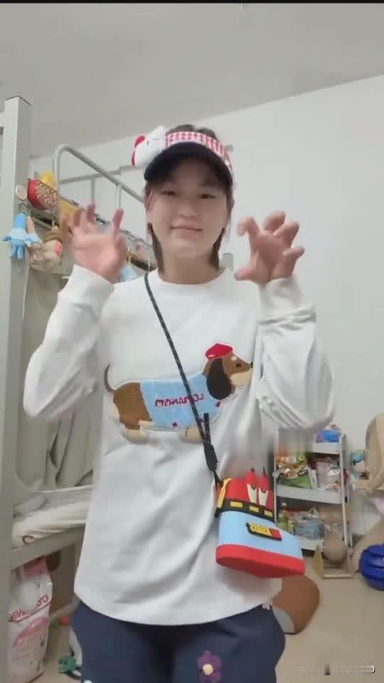 刷屏！全红婵一条15秒手势舞，把奥运金牌的含金量直接跳成“含萌量”

她不过是伸