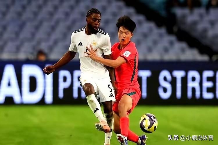 靠屁股卡位防守，
这球员真被吹过头了吗？
国足现在居然冒出个打法特别另类的年轻后