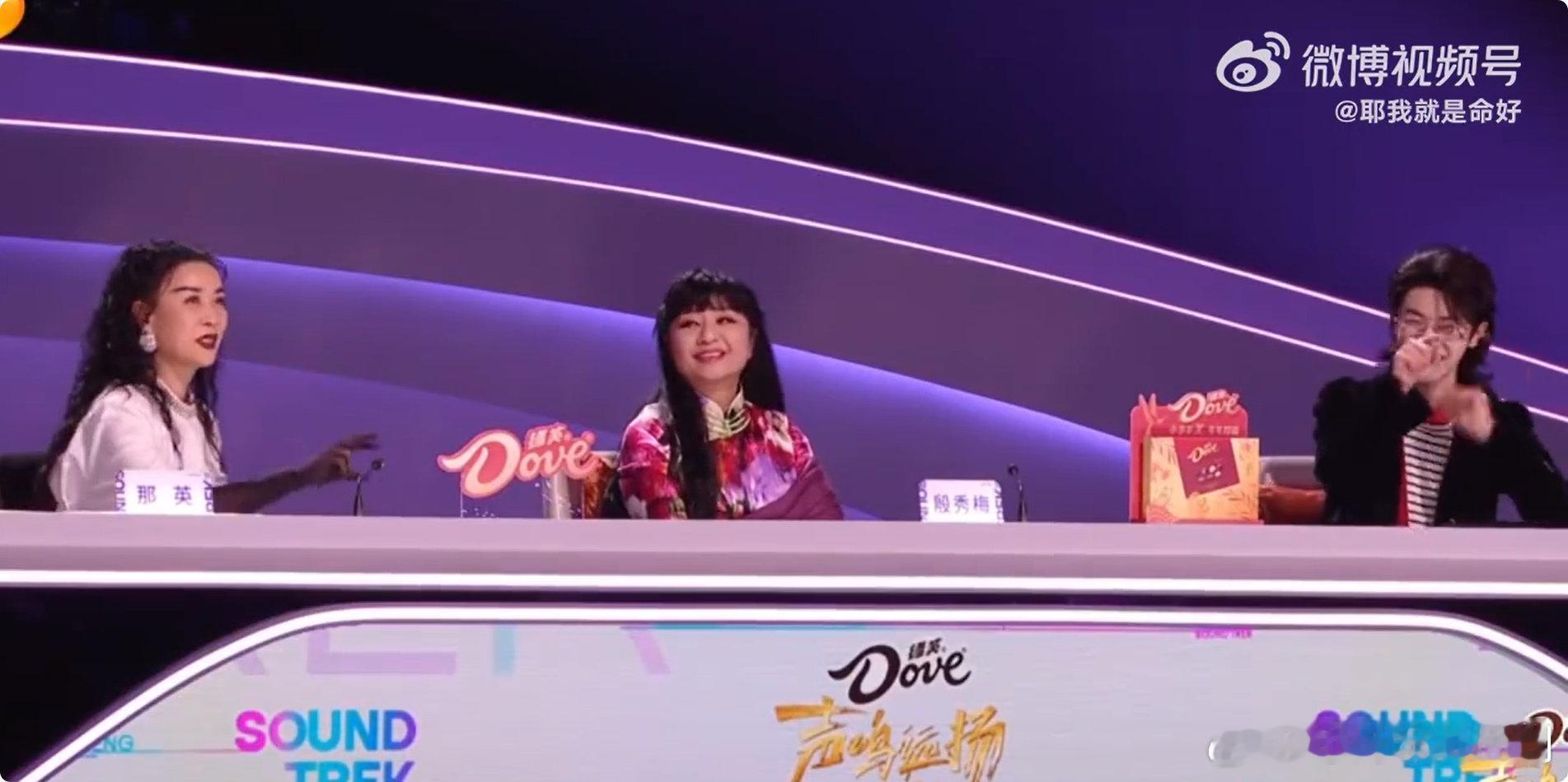 华晨宇就这样小指头戳戳小指头戳戳也太可爱了吧！华晨宇这萌点藏得也太深了，瞬间被戳