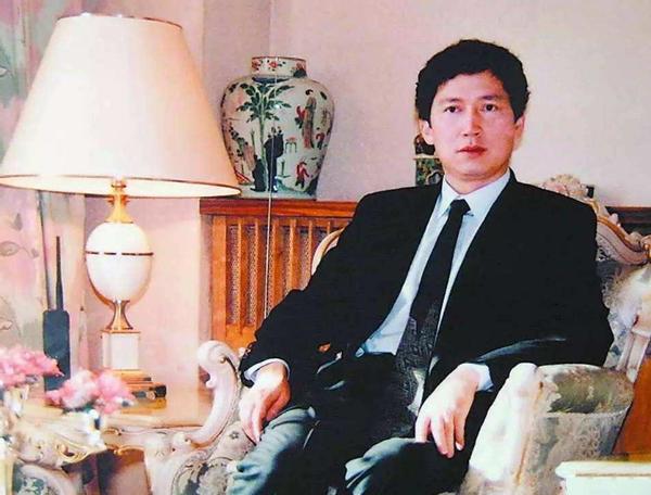 “中国第一软饭男”李春平是幸运的！陪富婆13年得到268亿。幸亏是在网络不发达的