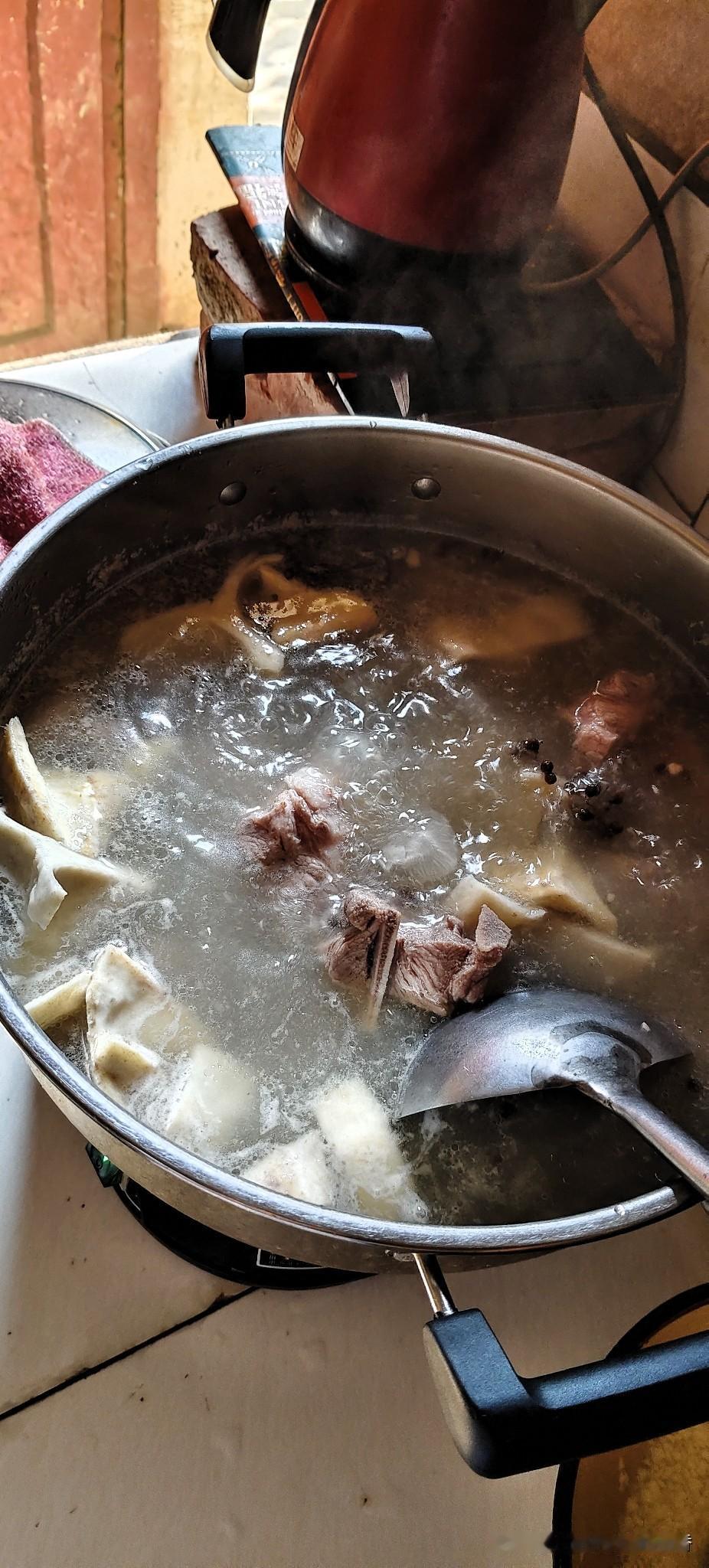 榴莲排骨汤
 
今天中午心血来潮，在家炖一锅榴莲排骨汤。排骨提前焯水去血沫，再把