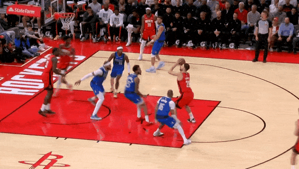 独行侠引以为豪的内线群被申京打烂了！
在今天NBA常规赛火箭对阵独行侠的第二节比