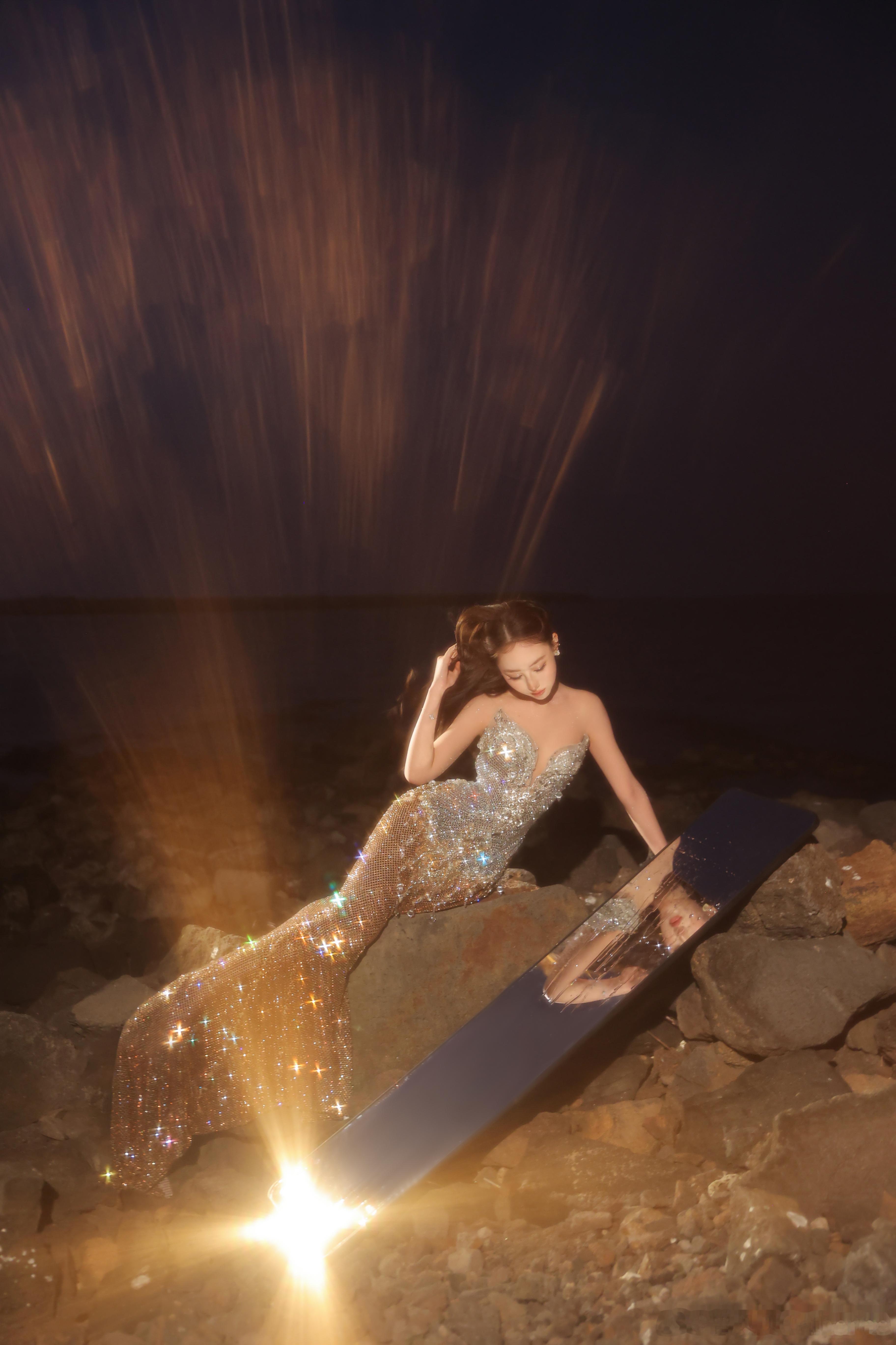 钢琴家曾贝贝身穿JoliPoli抹胸亮片礼服亮相湖南卫视跨年夜，复古卷发搭配勾勒