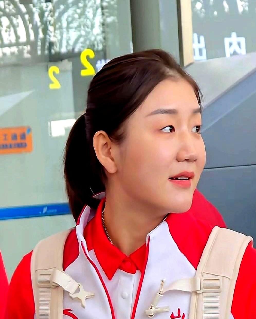 看来不做牛马真的能让人年轻！陈梦奥运后歇了九个月，没高强度连轴转，再露面状态好到