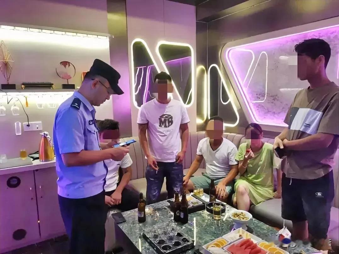 云南腾冲，一男子带着妻子和妹妹来到KTV参加朋友生日聚会时，另一男子举止不端，多