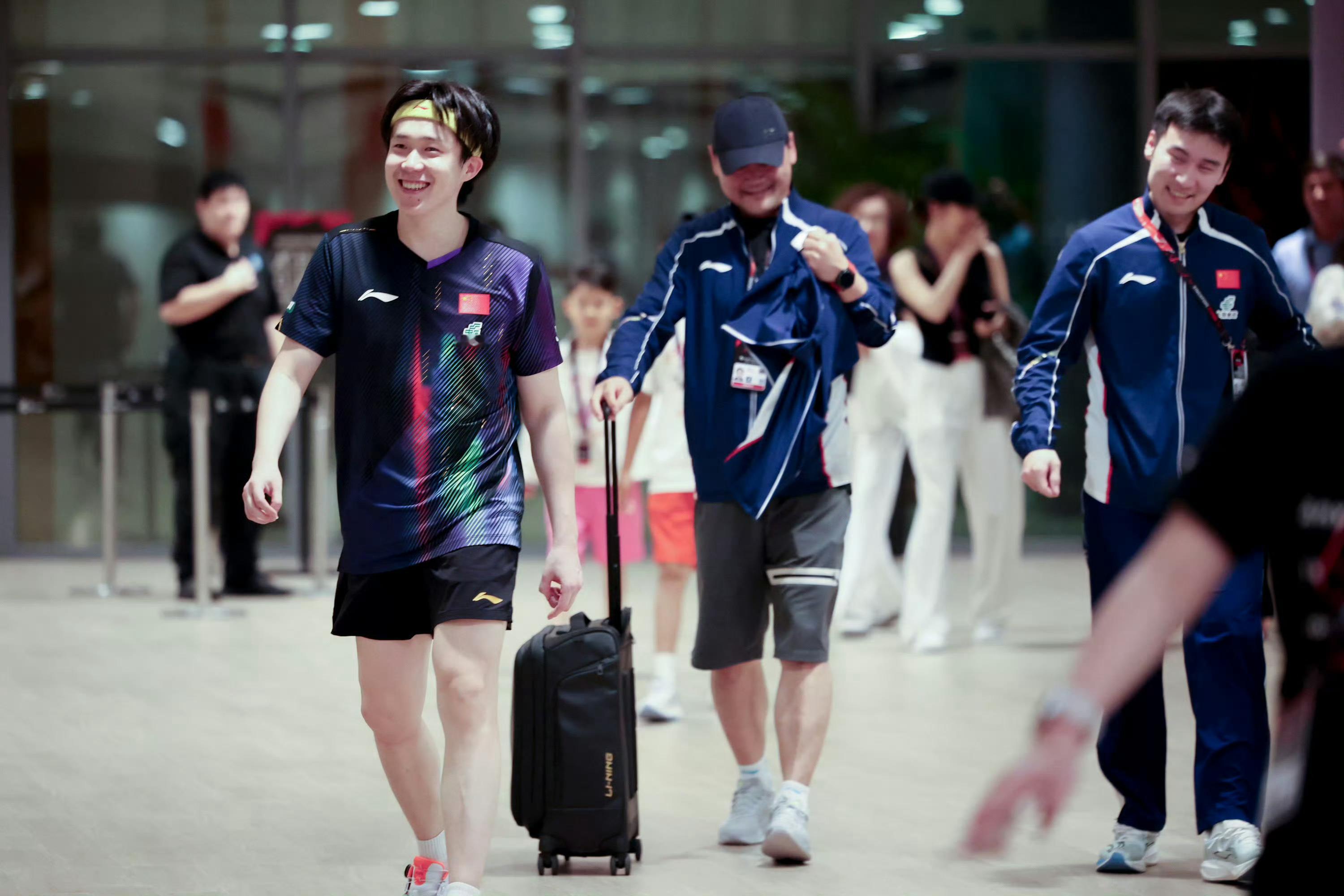 “莫听穿林打叶声，何妨吟啸且徐行”“举世誉之而不加劝，举世非之而不加沮”“千磨万