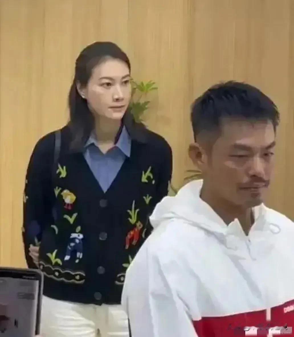 照片中这对羽坛夫妻，相互之间非常冷漠，没有互动，没有温情，这样的婚姻维持下去，意